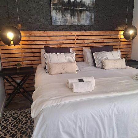 Exquisite Private Luxury Suite With King Bed At Bokmakierie Villas Windhoek Exteriér fotografie
